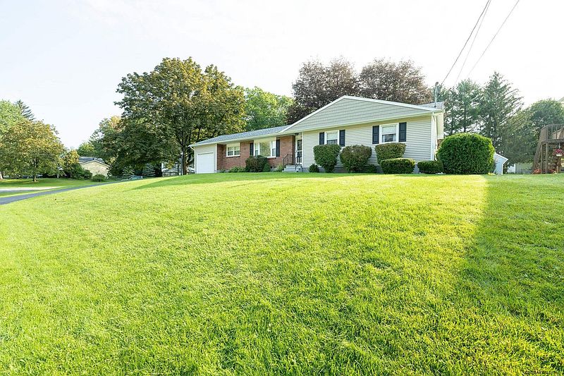 3rd image of 58 FAIRLAWN Drive