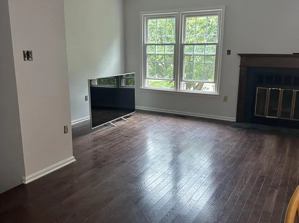 6 Carriage House Cir, Alexandria, VA 22304