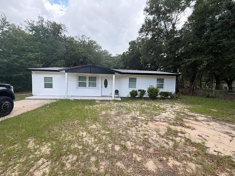 5621 Graymont Ln — Photo 1