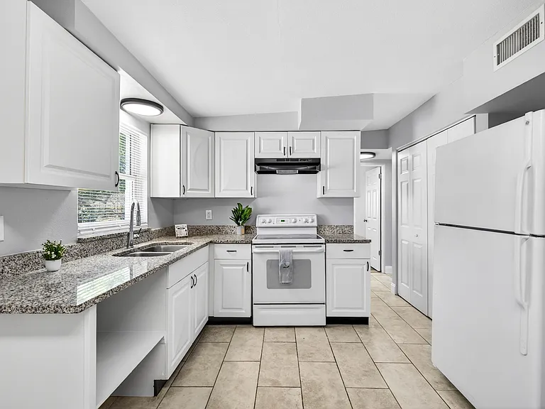 7125 Seward Dr — Photo 10