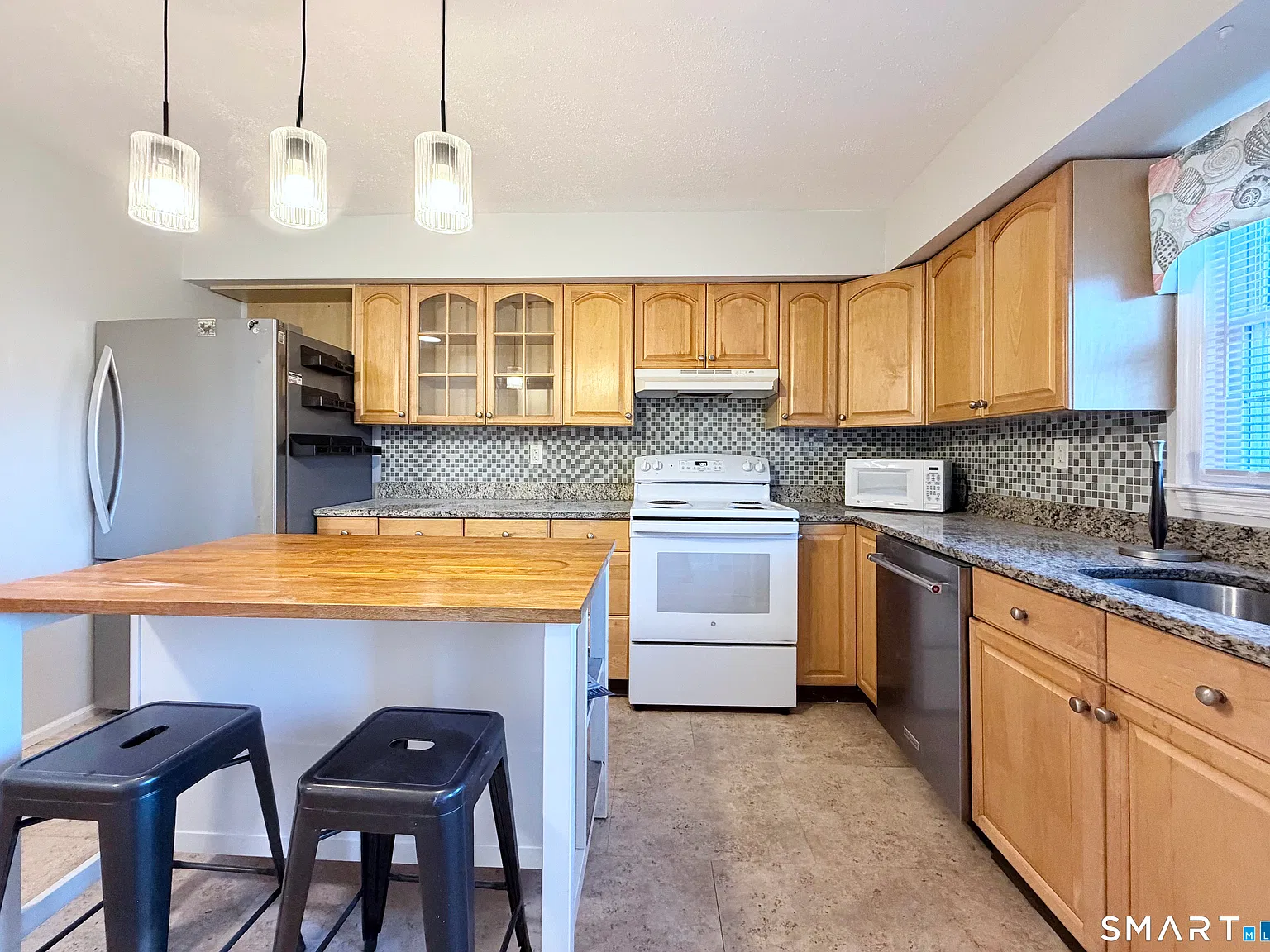 2 bed, 1.5 bath, 1152 sqft, $2,400 — Photo 3
