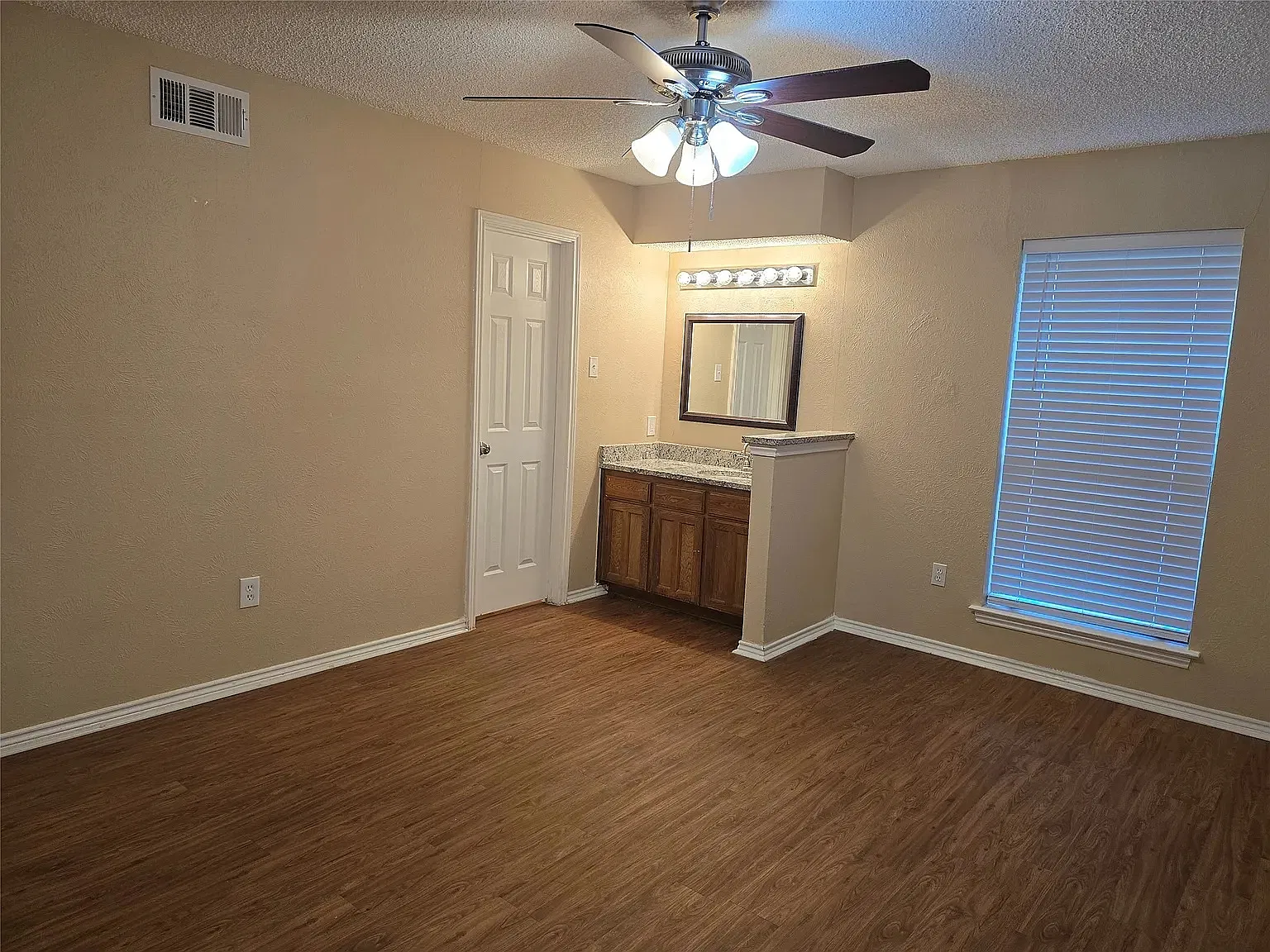 2 bed, 1.5 bath, 1092 sqft, $1,800 — Photo 4