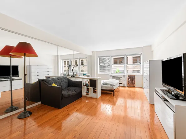 321 East 45th Street image 1 of 5