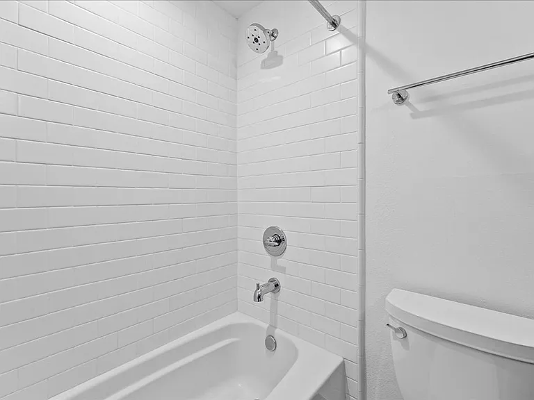 135 N Doheny Dr #202 — Photo 10