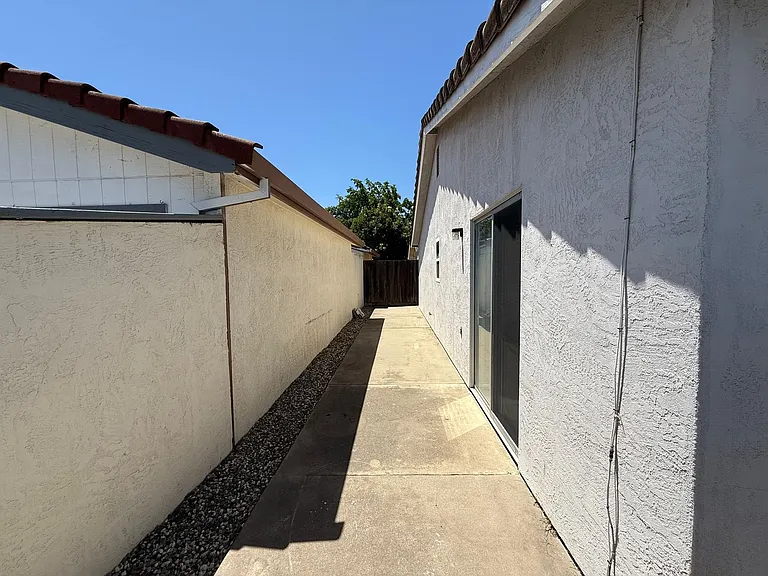 808 Saint Helena Pl — Photo 23