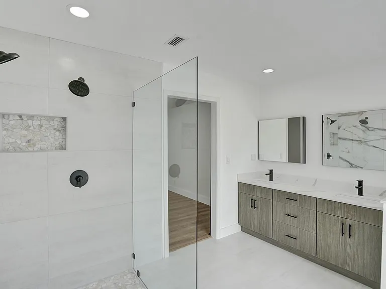 4751 NE 29th Ave — Photo 28