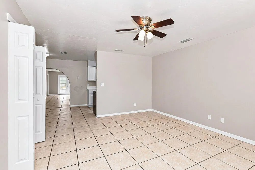 4 bed, 2.0 bath, 2122 sqft, $1,900 — Photo 4