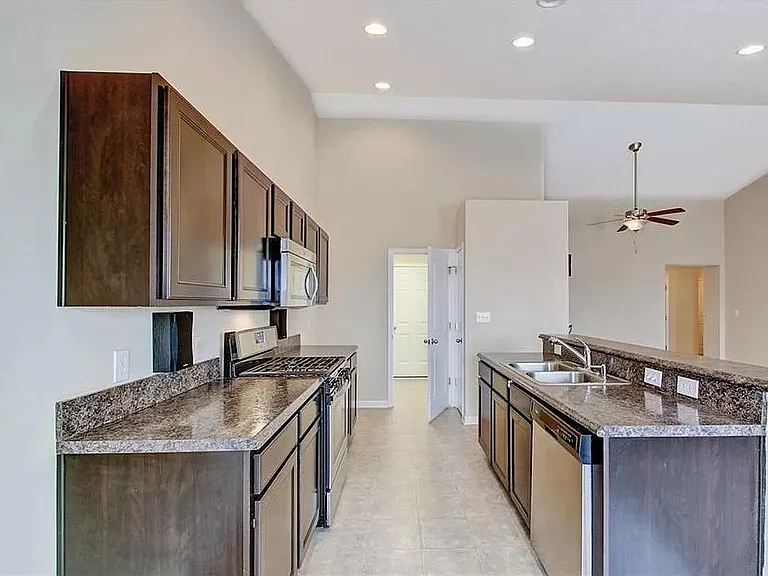 Lakecrest Dr — Photo 4