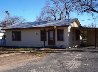 513 E Mesquite St, Uvalde, TX 78801