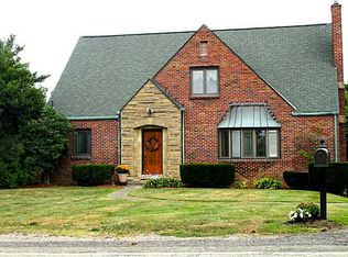 14 Herbst Rd, Coraopolis, PA 15108