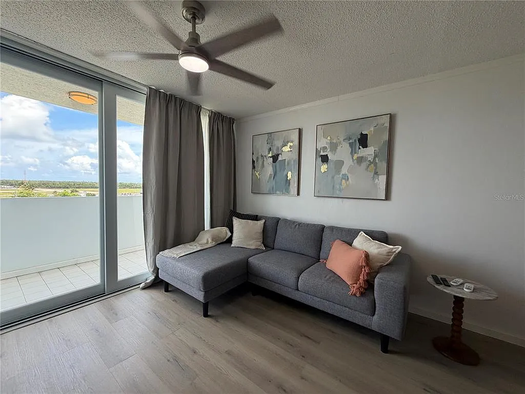 2 bed, 1.0 bath, 797 sqft, $1,400 — Photo 3