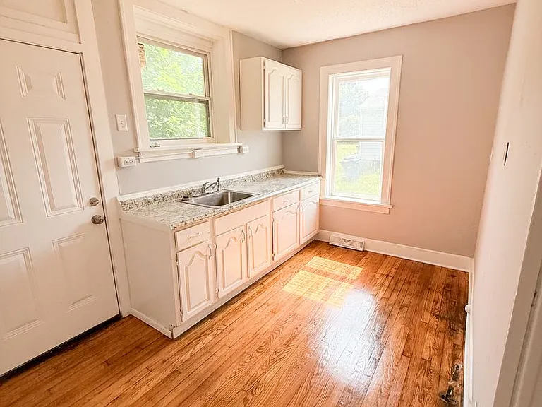 2555 Hord Ave — Photo 6
