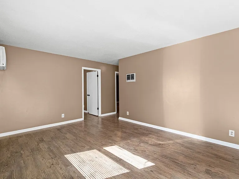 1908 Batts Ln — Photo 3