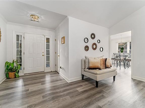 5th image of 218 Heritage Manor Cir