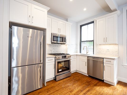 4th image of 156 W 72nd St #4