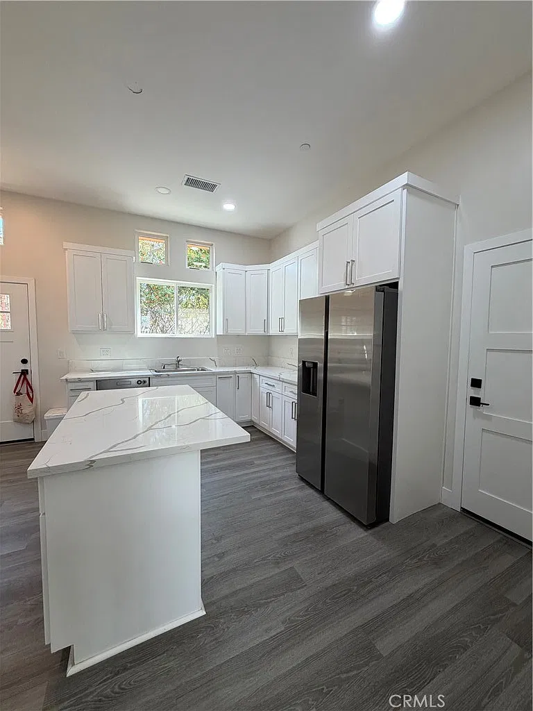 2 bed, 1300 sqft, $3,400 — Photo 2