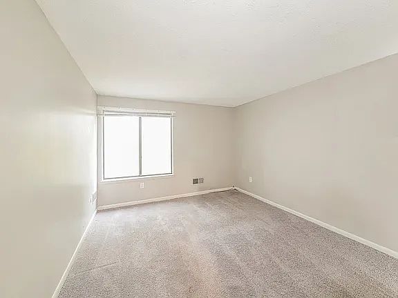 4th image of 656 Standing Springs Rd