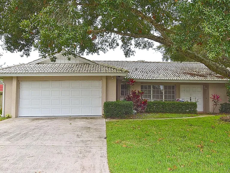 1876 Riviera Cir — Photo 1