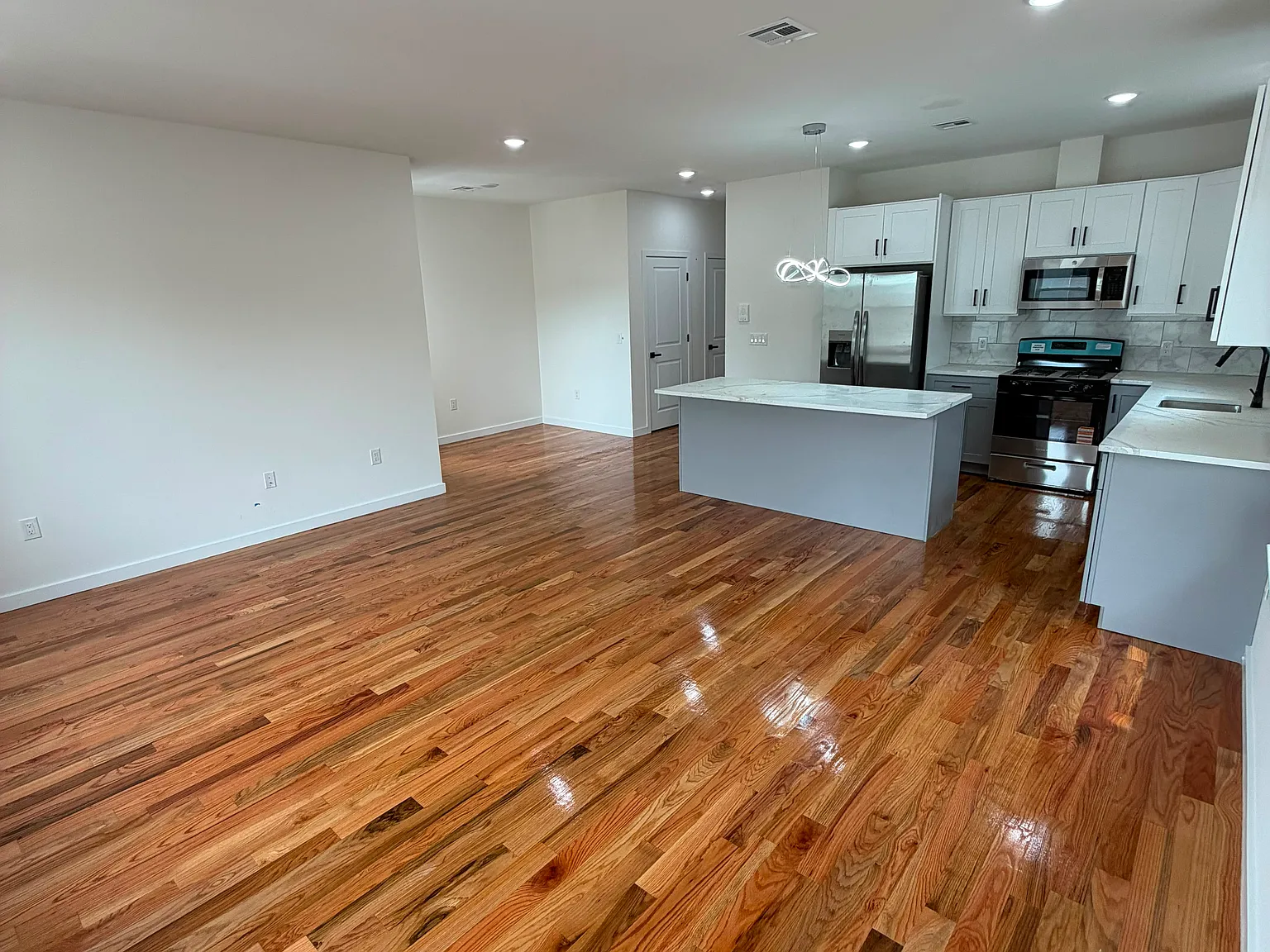 3 bed, 1019 sqft, $2,800 — Photo 2