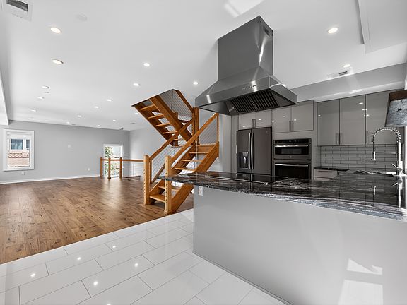 3rd image of 869 Corinthian Ave Unit 1
