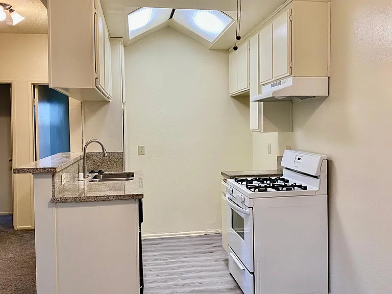 7343 Balboa Blvd #101 — Photo 4