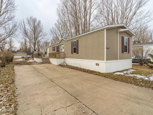 2487 Huntington Park Dr, Grand Forks, ND 58201