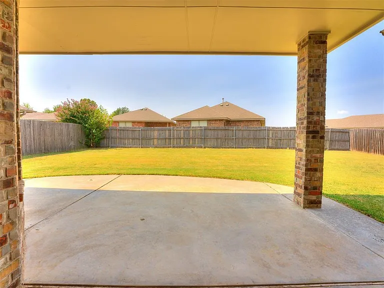 1209 Stoneridge Dr — Photo 12