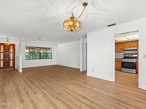 3rd image of 1662 E Shangri La Dr