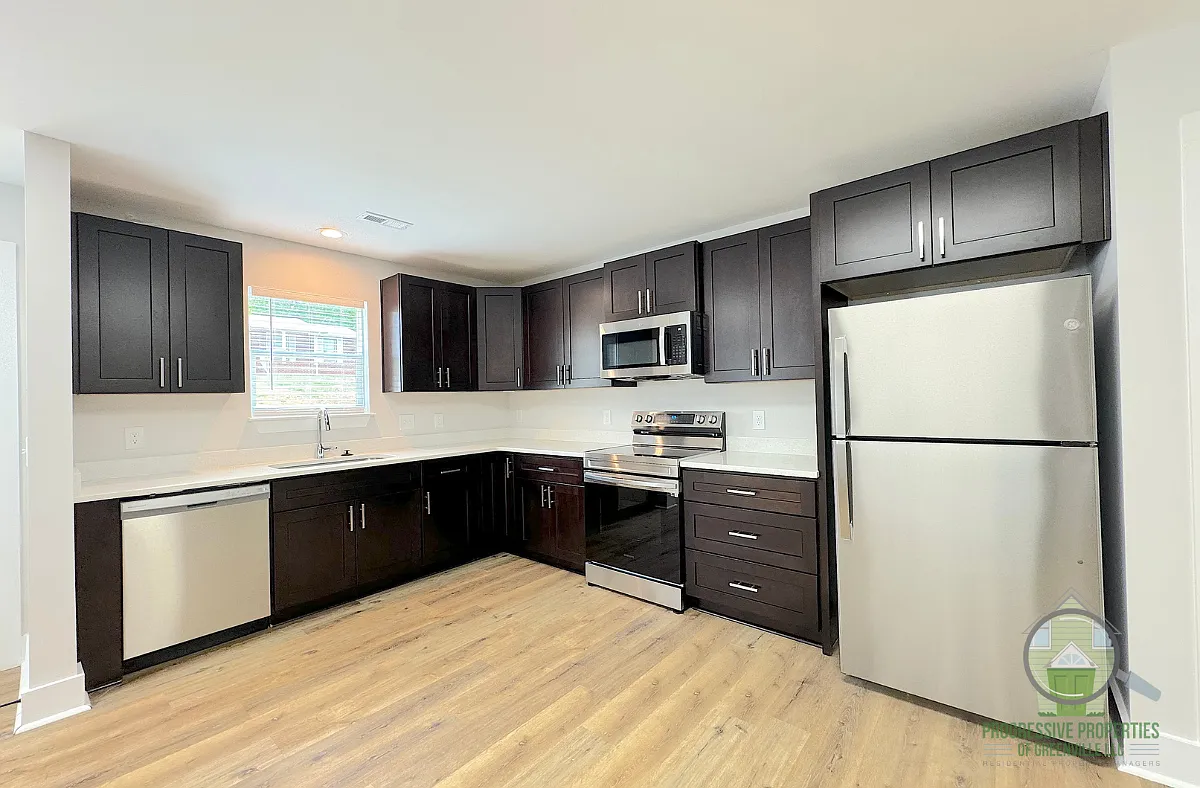 6 Robin Hood Road - A — Photo 3