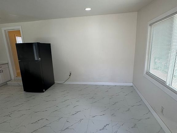 3rd image of 819 S Cypress Ave Back B