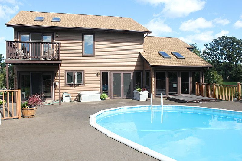 South facing deck, pool and hot tub
						:
						Soak up the summer sun relaxing on your large deck, pool and hot tub.