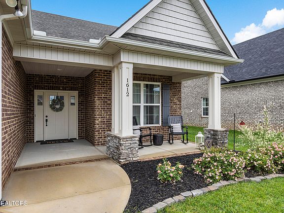 3rd image of 1612 Sugarfield Ln