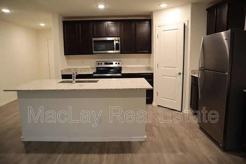 4 bed, 2.0 bath, 1934 sqft, $1,700 — Photo 4