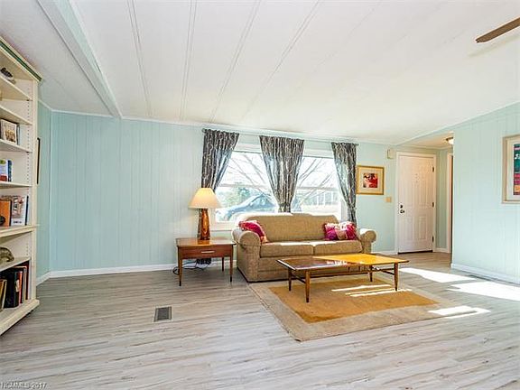 4th image of 214 Cranbrook Cir