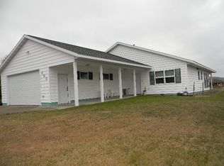 909 W Lakeshore Cir, Houghton, MI 49931