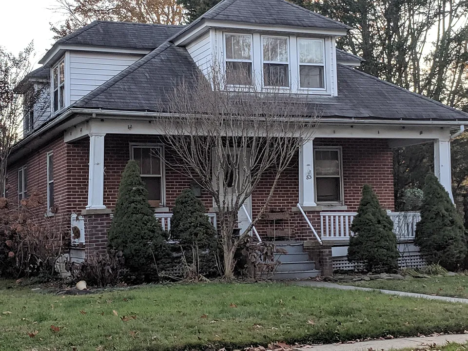 83 Kells Ave #1