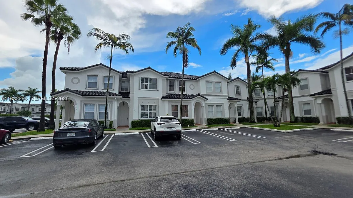Building Photo - 5570 NW 107th Ave #902