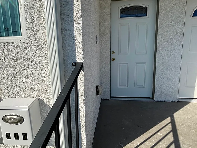 313 E 59th Pl — Photo 2