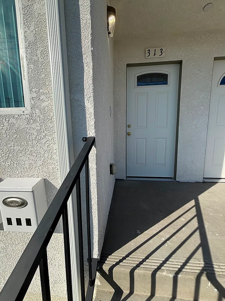 Building Photo - 313 E 59th Pl