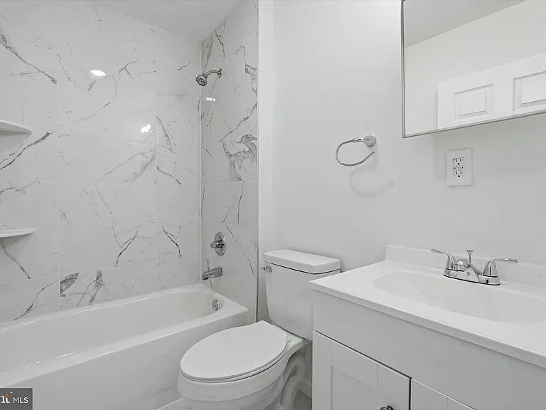 2209 W Toronto St — Photo 15
