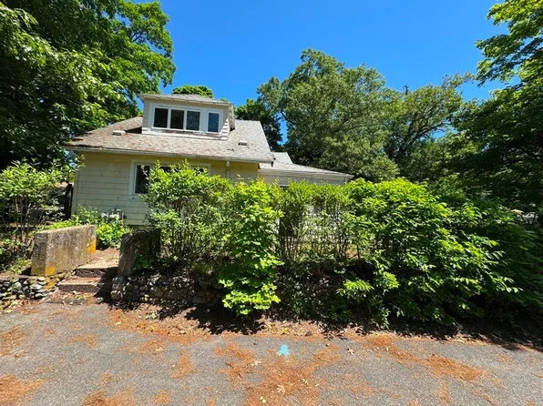 126 Lakehurst Ave, Weymouth, MA 02189