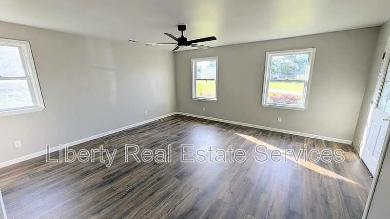 2 bed, 1.0 bath, 988 sqft, $1,250 — Photo 2