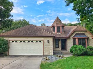 1096 Lawnview Ave, Shoreview, MN 55126