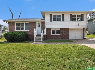 807 S Grandview Ave, Papillion, NE 68046