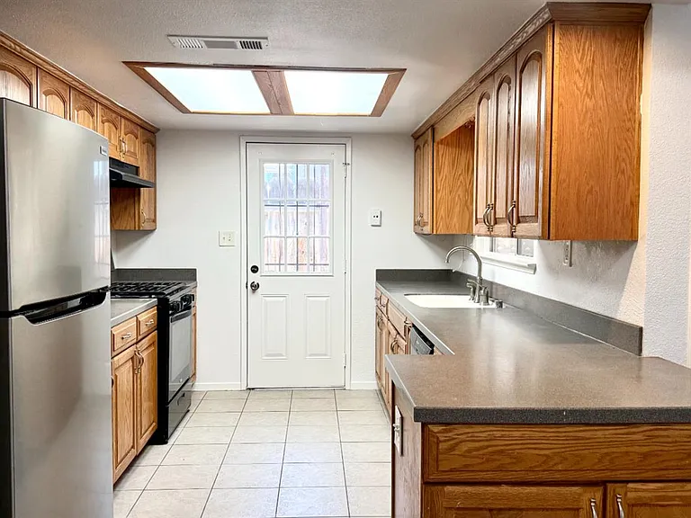 665 S Coalinga St — Photo 5