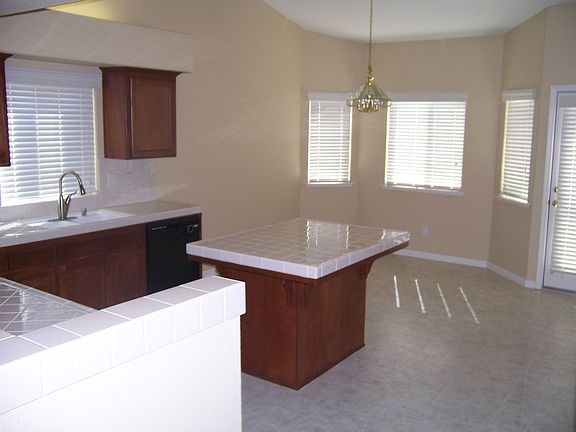 4th image of 2981 E Cromwell Ave