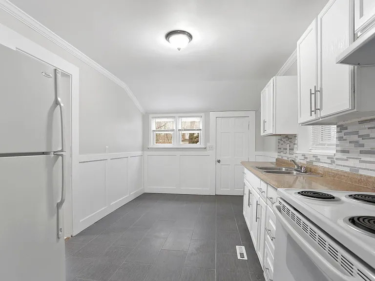 393 Huntington St — Photo 4