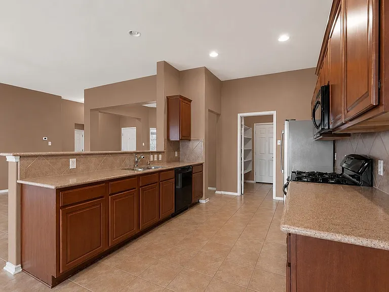 354 Camelia Pkwy — Photo 5