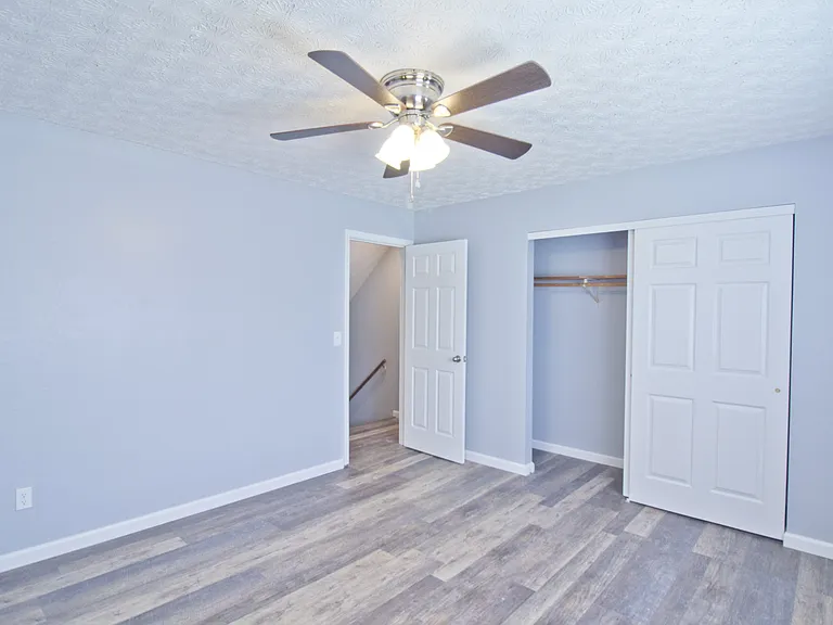 211 Glenlake Dr — Photo 12