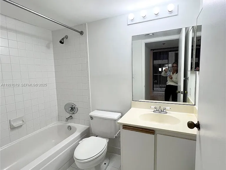 540 Brickell Key Dr — Photo 7